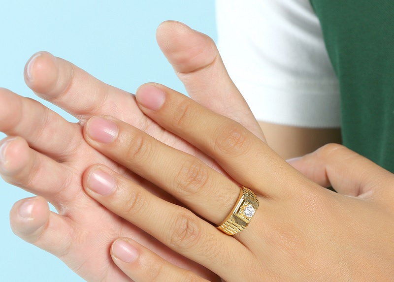 Phần đ&iacute;nh đ&aacute; v&agrave; tổng thể chiếc nhẫn mang đến cho bạn vẻ ngo&agrave;i quyền uy